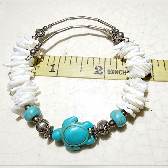 OOAK Beautiful coastal clean turquoise turtle white shell wire wrapped bracelet - Picture 4 of 4